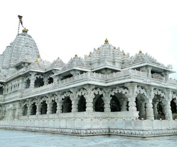 Why Marble Is the Best Material for Durable and Elegant Home Temples