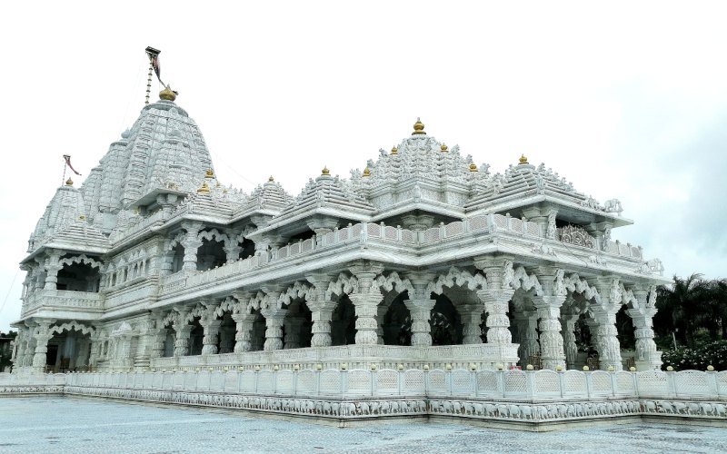 Why Marble Is the Best Material for Durable and Elegant Home Temples